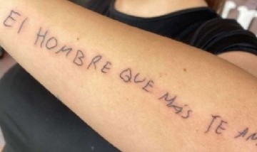 Se tatuó el último mensaje que le escribió a mano su papá antes de morir