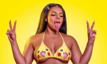 La influencer que ganó 100 mil dólares en un año por su lengua