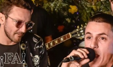 Acru y No Te Va Gustar homenajearon a un emblema del rock nacional argentino