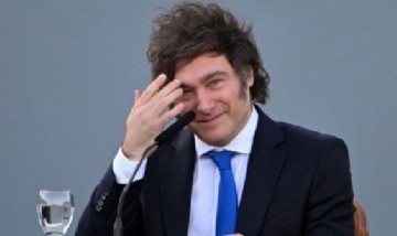 Javier Milei transmitió en vivo la previa de su acto en el Movistar Arena y combinó música con política