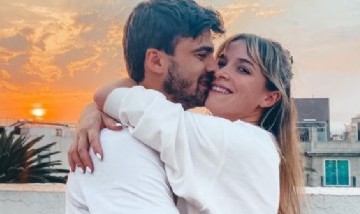 Sofía Pachano deslumbró con su look colorido en una boda campestre y compartió su felicidad junto a Santiago Ramundo