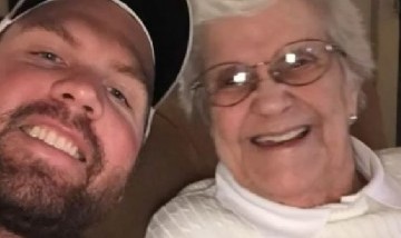 Cada vez más jóvenes deciden cuidar a sus abuelos en casa y comparten sus experiencias de vida