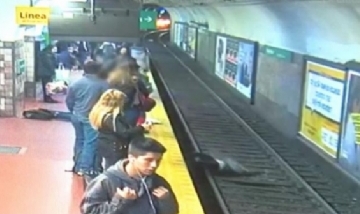 Se desmayó y empujó a una mujer a las vías del subte
