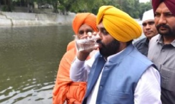 Un primer ministro indio bebió el agua de un "río sagrado" para demostrar su pureza y terminó internado