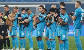 Los jugadores del Zenit de San Petersburgo salieron a la cancha con cachorros para fomentar la adopción de mascotas