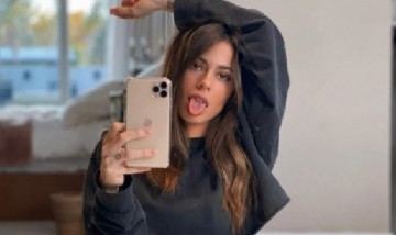 Tini Stoessel sigue haciendo encender las redes: Mirá su sexy posteo en buzo y microbikini