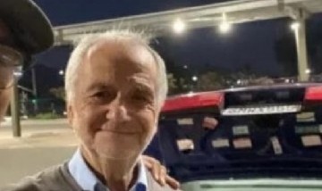 Alumno juntó una verdadera fortuna para ayudar a un profesor que vivía en su auto