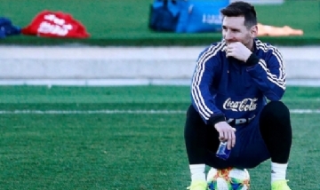 Messi entrena mientras mira sus propios goles