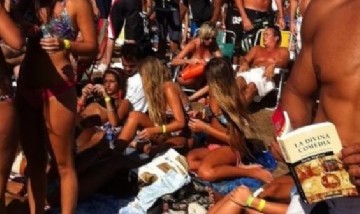 La foto de un joven leyendo la "Divina Comedia" en la playa se hizo viral