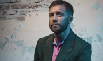 El negoción de Nico Riera: el actor ahora vende en dólares fotos de sus pies en un polémico sitio