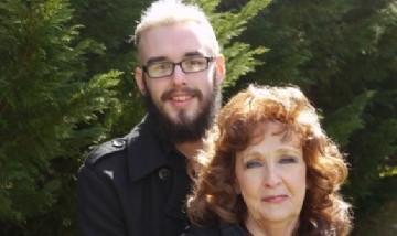Una pareja con 53 años de diferencia se unió a OnlyFans y ganan miles de dólares
