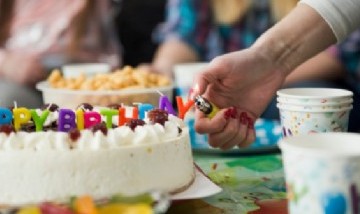 Una mamá le regaló una torta de cumpleaños a su hija y se hizo viral por su increíble sinceridad: "Insoportable"