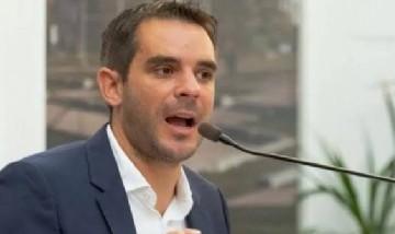 Passaglia cruzó a Adorni por conservar custodia y auto oficial: "Querían ser ellos la nueva casta"