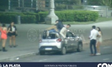 Jóvenes circulaban por el centro de la ciudad de La Plata encima del techo del auto