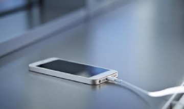 Francia: una chica de 13 años murió electrocutada cuando se le cayó el celular a la bañera