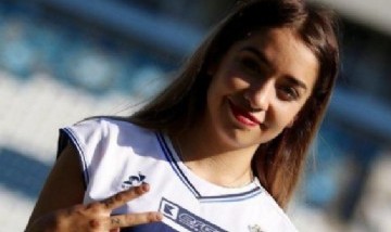 Video: María Becerra desplegó todo su fanatismo por Gimnasia y Esgrima La Plata en una fiesta de 15