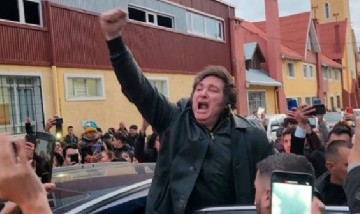 Milei gastó 300 mil dólares en aviones para su visita a Ushuaia y apenas reunió a 70 personas