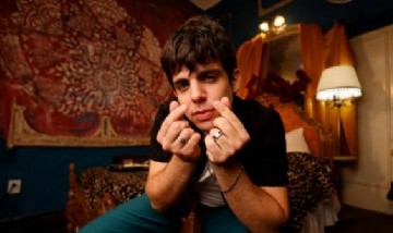 FR4NZ relanzó "Mi cama huele a ti" con una versión que mezcla pop, funk y sonidos urbanos