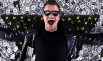 Un influencer checo arrojó un millón de dólares desde un helicóptero para sus fanáticos