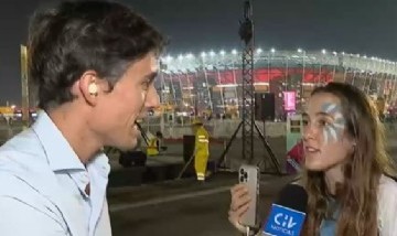 Mundial de Qatar: Una argentina piropeó en vivo a un movilero chileno y se volvió viral
