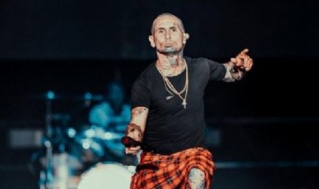 Como una estrella de rock, Emanuel Noir salió a cantar al balcón de un hotel en Perú