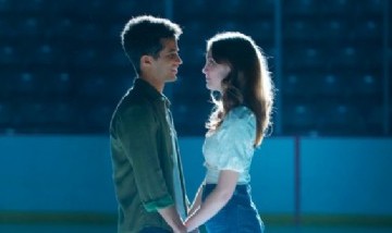 Netflix: la comedia sobre la decisión de una pareja que genera debate en universitarios