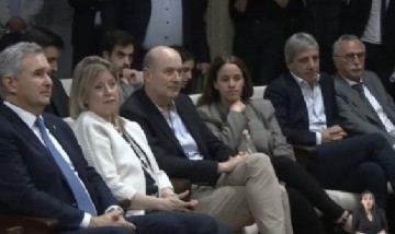 Adorni perdió el control en una conferencia y evitó explicar el viaje en chárter y su patrimonio