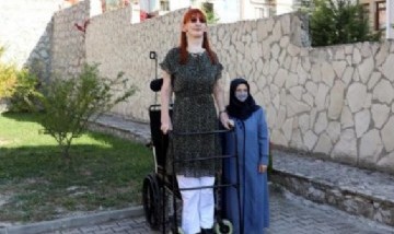 Conocé a Rumeysa Gelgi, la mujer más alta del mundo: tiene 25 años y mide 2,15 metros