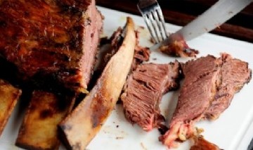 Estaba comiendo un asado con amigos y murió atragantado con un pedazo de carne