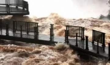Saltó una barrera en Cataratas para recuperar su celular y recibió una multa de 2,2 millones de pesos