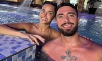 Mientras Sabrina cenó con Alan Simone, quien fuera su pareja volvió a postear en redes y hasta publicó los chats con ella antes de entrar a la casa.