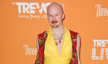 Biden contrató a un "drag queen no binario" para el Departamento de Energía