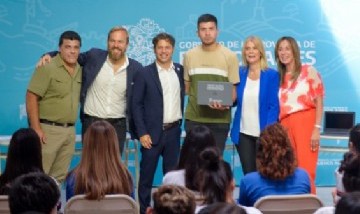Kicillof entregó 393 computadoras a estudiantes de la Escuela Secundaria N° 2 de Ezeiza