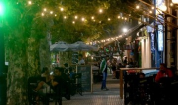 Insólito: rompió el vidrio de un bar, robó cerveza y les invitó a los policías