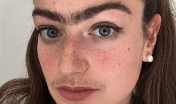 Viral: Lleva un año sin depilarse el bigote y las cejas