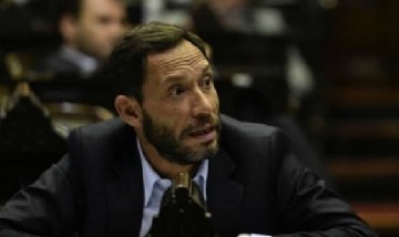 Maximiliano Ferraro cuestionó a Adorni tras la difusión de una factura por 8 millones en sábanas de lujo
