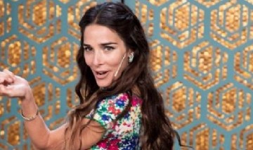 Juana Viale criticó duramente al gobierno con ironía y recomendó una fruta para el Coronavirus