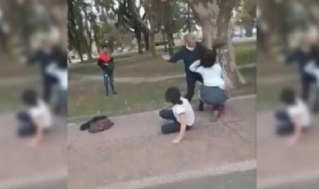 A los "cachetazos", una mujer separó a dos alumnas que se peleaban en la calle