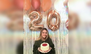 Lore festejando sus 20 en Valencia, España.