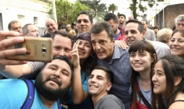 Massa en Morón para apoyar la candidatura de Lucas Ghi