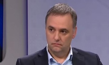 Rescatan viejos tuits de Adorni sobre cortes de luz y reclamos por comida en medio de la polémica