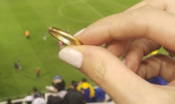 Encontraron una alianza matrimonial de 1950 en la cancha de Vélez y buscan al dueño