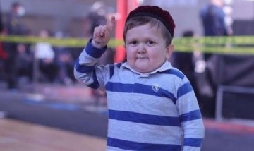 Hasbullah, el adulto que parece un niño de 5 años y la rompe en redes, ¿viene a Argentina?
