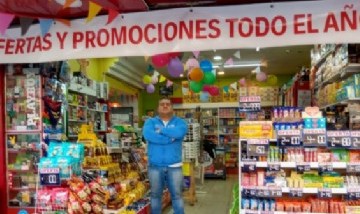 Un kiosco cumplió 10 años y su dueño puso precios de 2012 para reflejar el impacto de la inflación