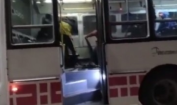 Un grupo de jóvenes se agarró a trompadas dentro de un colectivo en movimiento