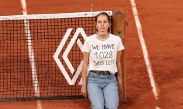 Una mujer se encadenó a la red e interrumpió la semifinal del Roland Garros