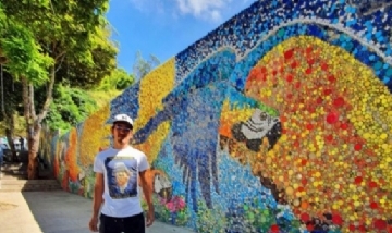 Joven artista realizó un mural ecológico con 200 mil tapas recicladas
