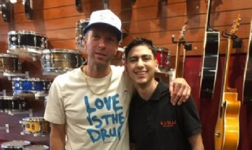Viral: el líder de Coldplay fue a comprar una guitarra y terminó cantando con los vendedores