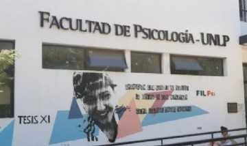 Conmoción en la Facultad de Psicología de La Plata: un alumno cayó desde la terraza y murió