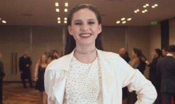 Juanita Tinelli sorprendió al modelar un vestido de los años 50 que lució Eva Perón